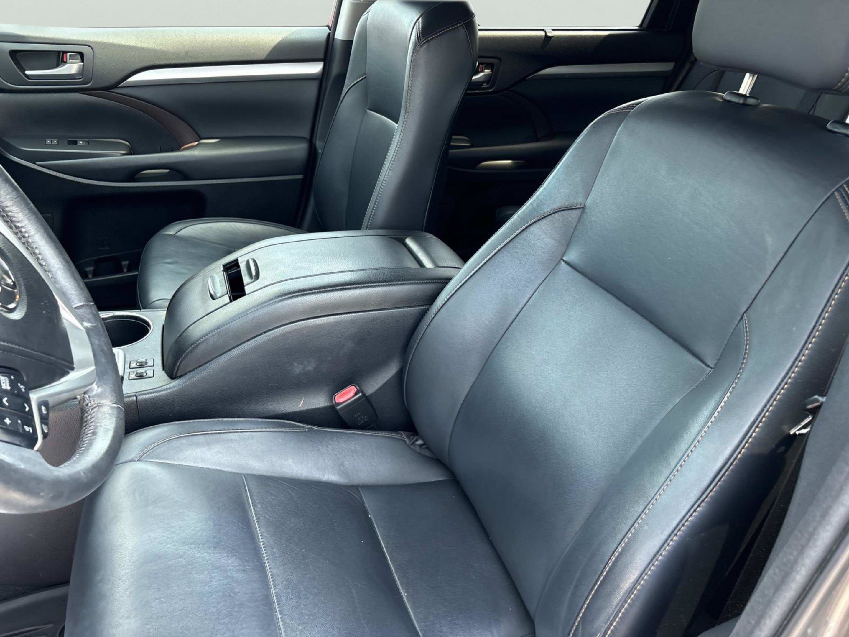 Used 2015 Toyota Highlander XLE AWD/4WD image 25