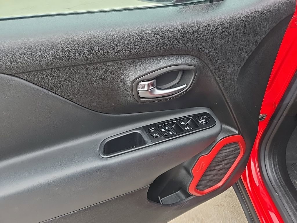 Used 2022 Jeep Renegade Latitude w/ Sun/Sound Group image 28