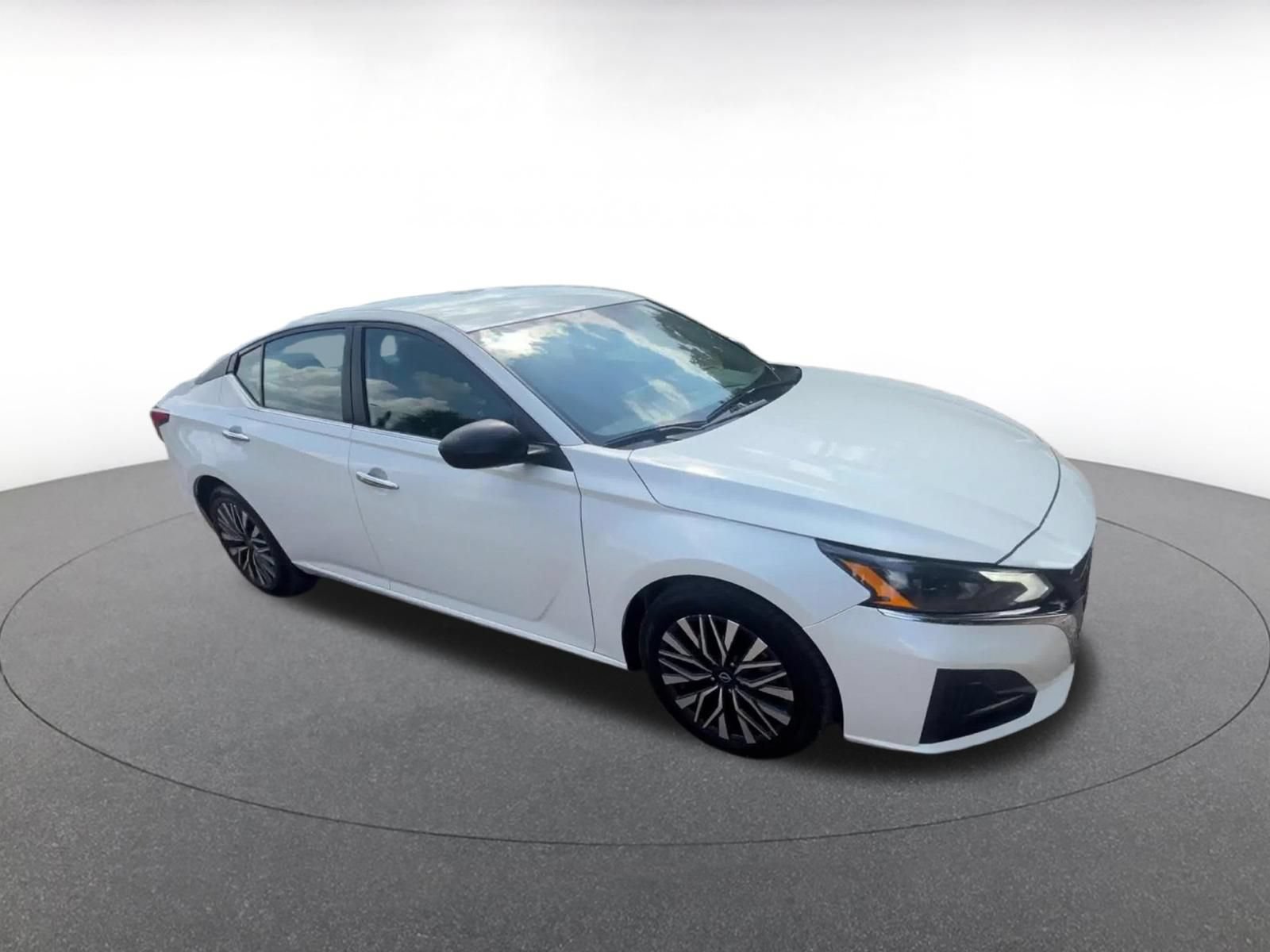 Used 2025 Nissan Altima 2.5 SV FWD image 2