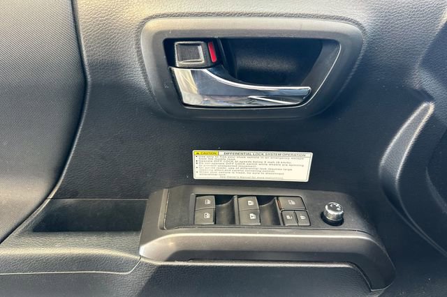 Used 2018 Toyota Tacoma TRD Off-Road w/ Technology Package AWD/4WD image 12