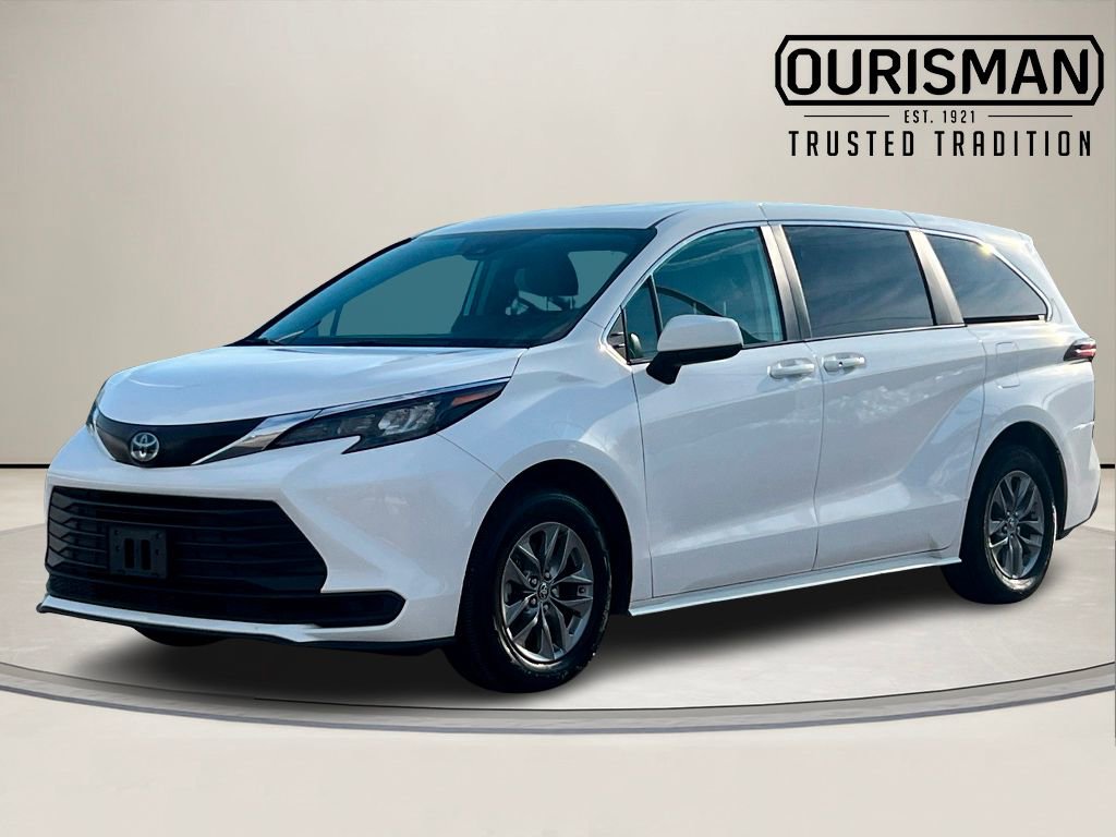 Used 2024 Toyota Sienna LE image 2