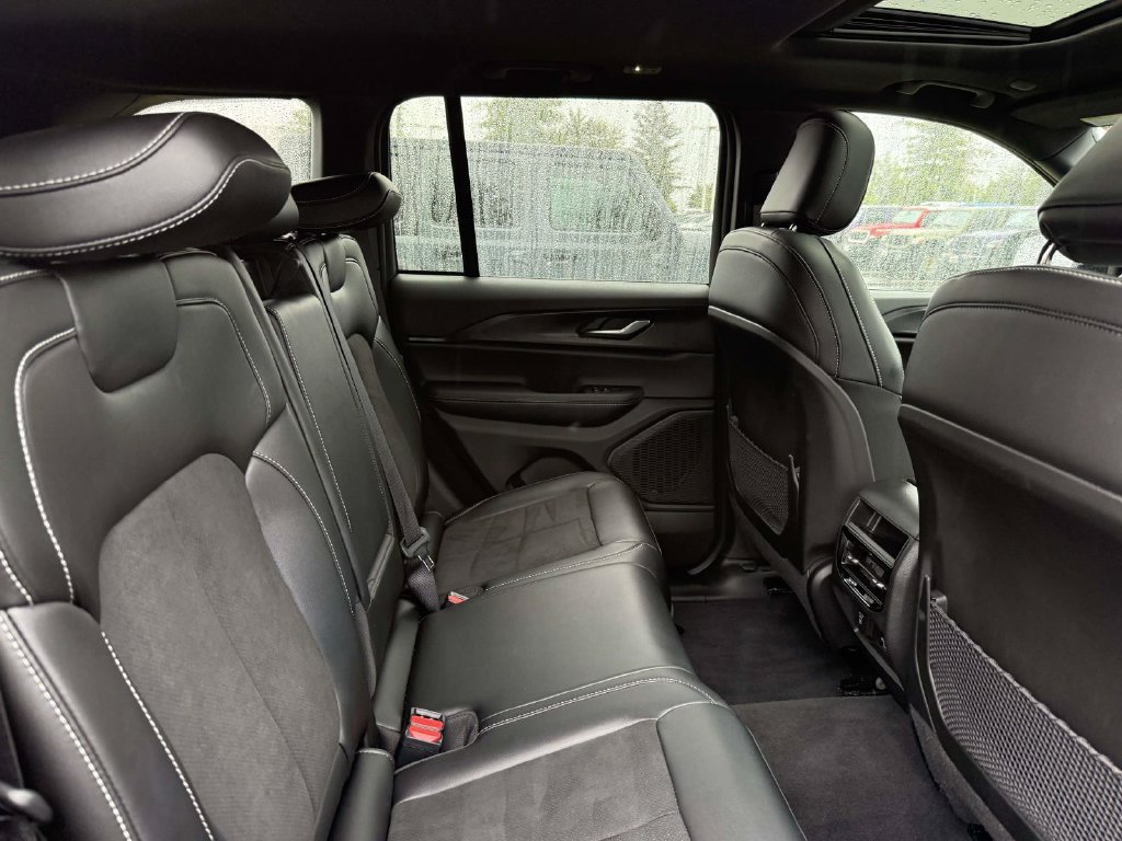 Used 2025 Jeep Grand Cherokee Altitude AWD/4WD image 15