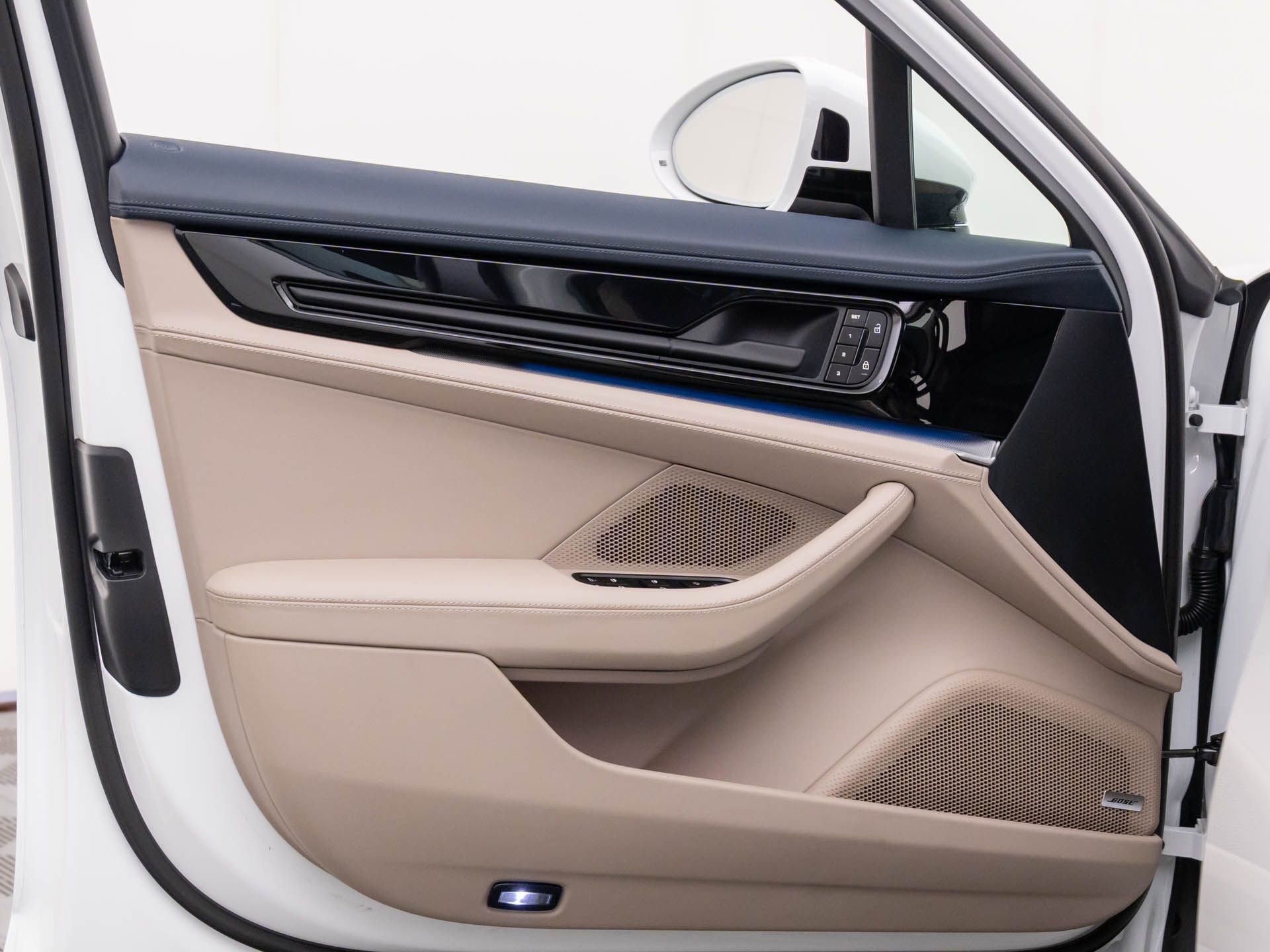 Certified 2025 Porsche Panamera 4 image 14