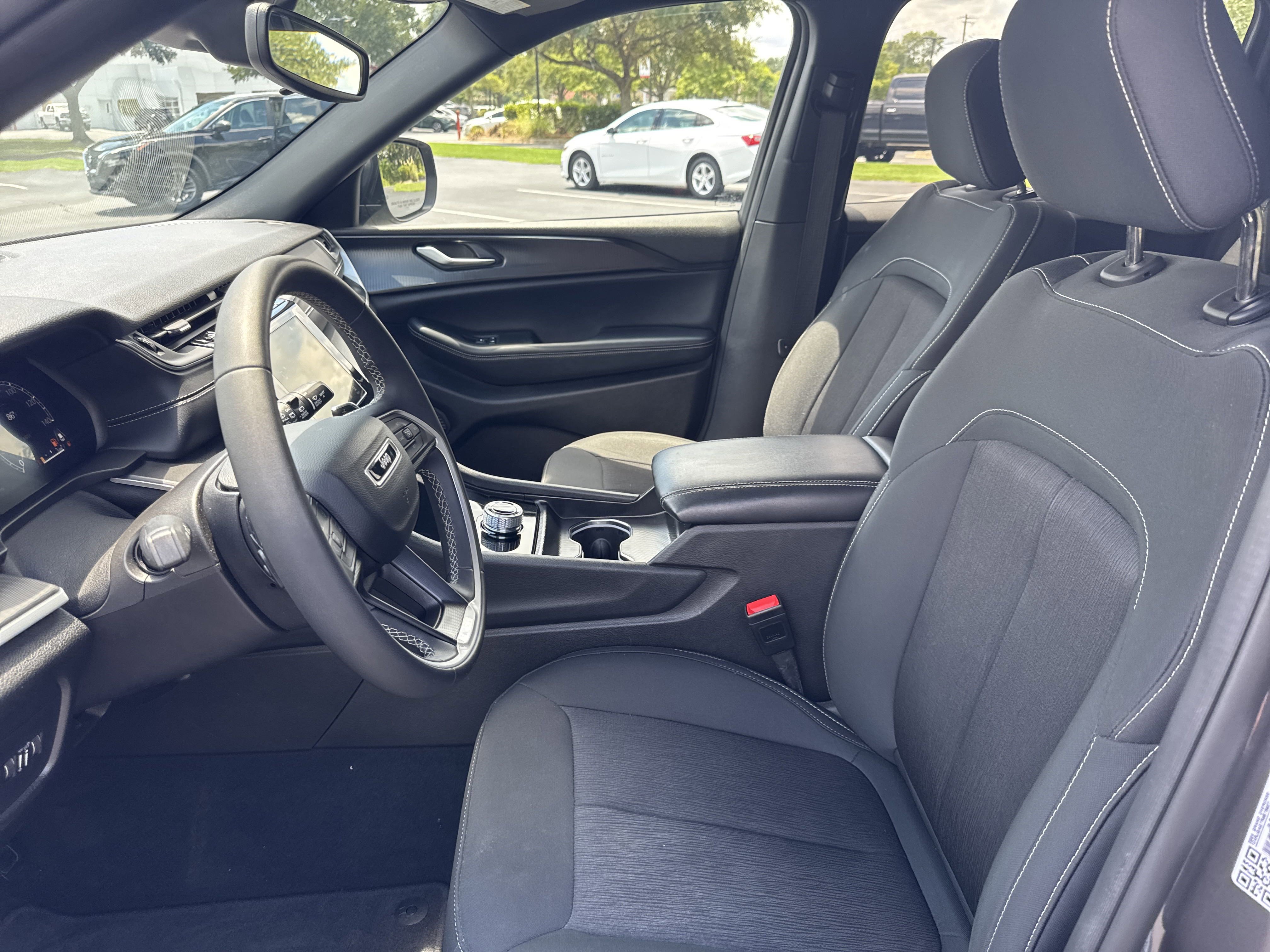 Used 2024 Jeep Grand Cherokee Laredo image 13