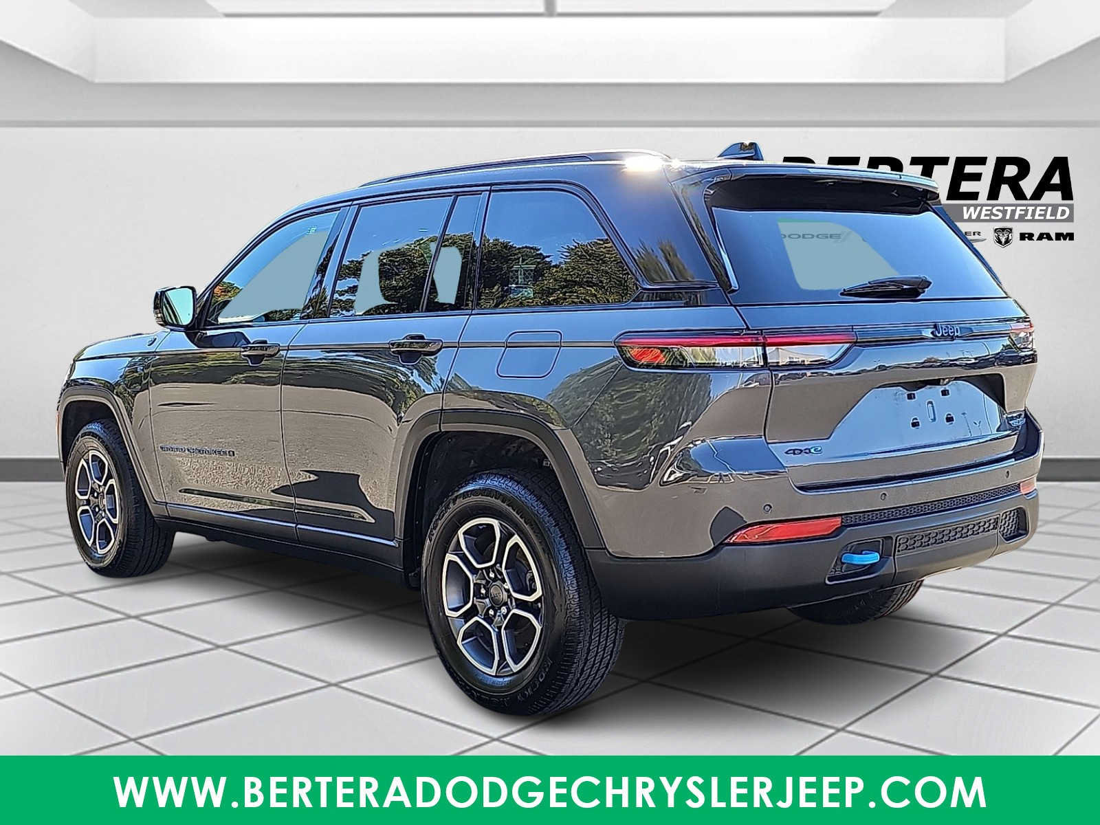 Used 2022 Jeep Grand Cherokee Trailhawk AWD/4WD image 4