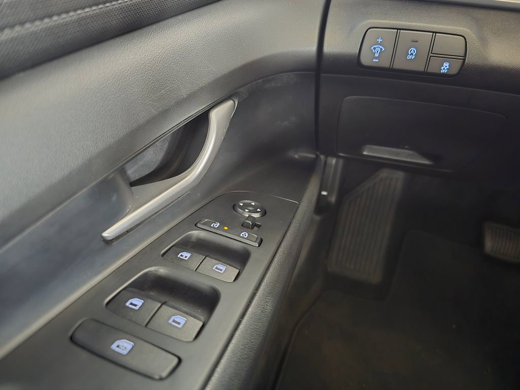 Used 2025 Hyundai Elantra SE FWD image 16