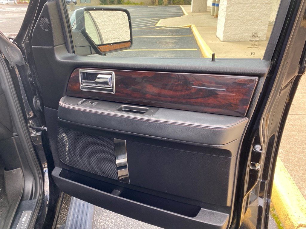 Used 2016 Lincoln Navigator Reserve image 30