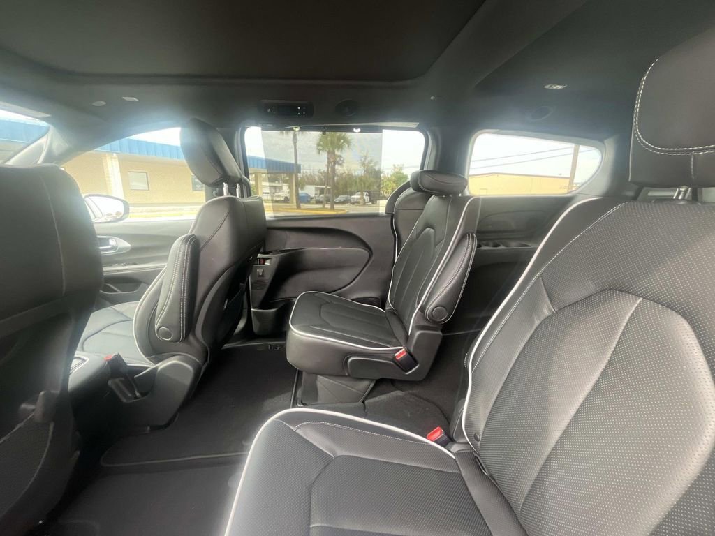 New 2026 Chrysler Pacifica Limited w/ S Appearance Package FWD image 11