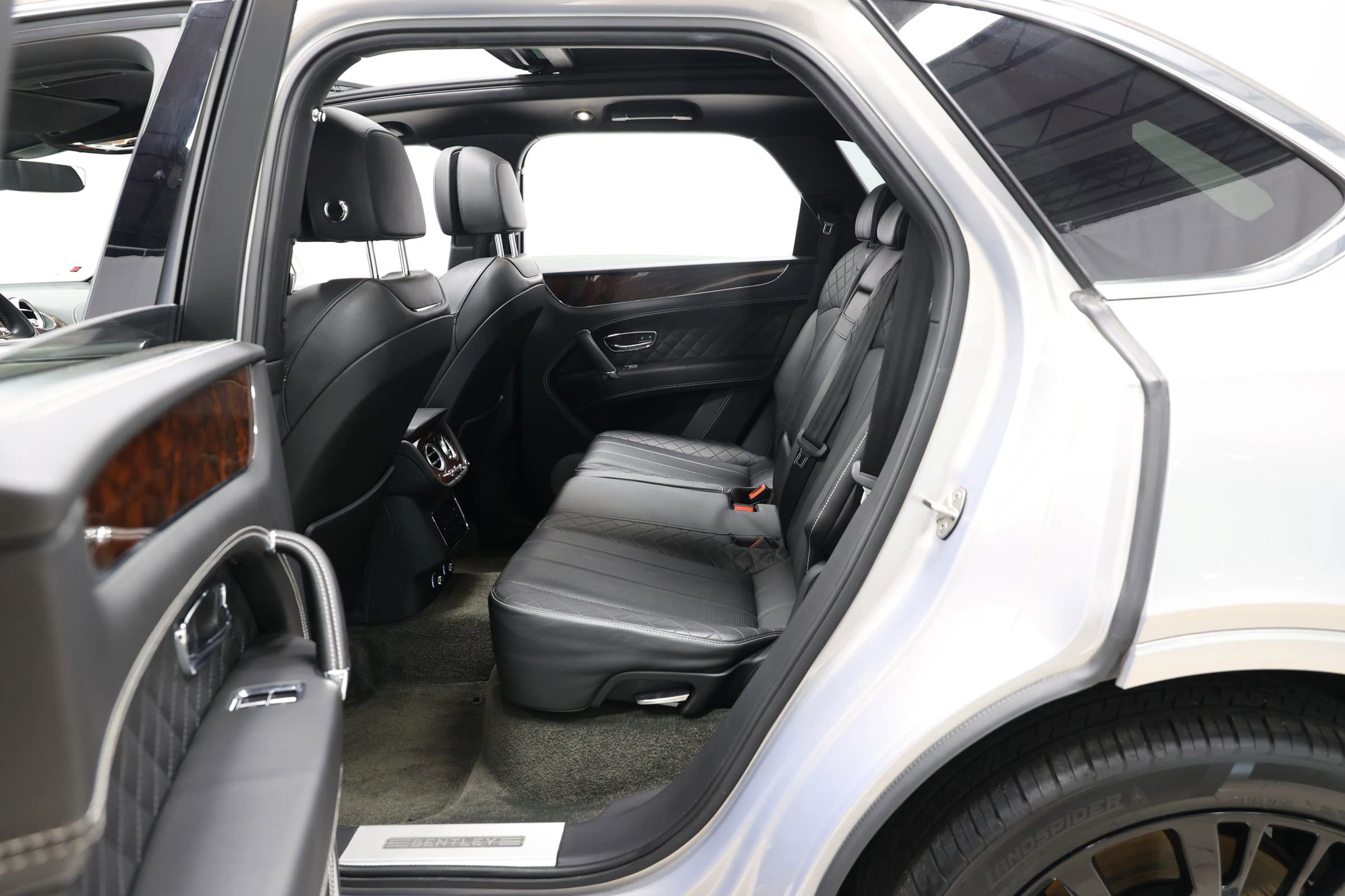 Used 2017 Bentley Bentayga image 56