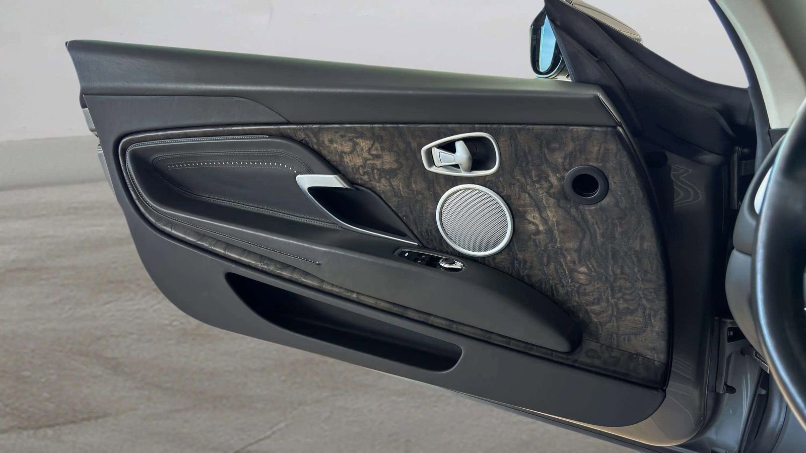 Used 2022 Aston Martin DB11 Coupe image 20