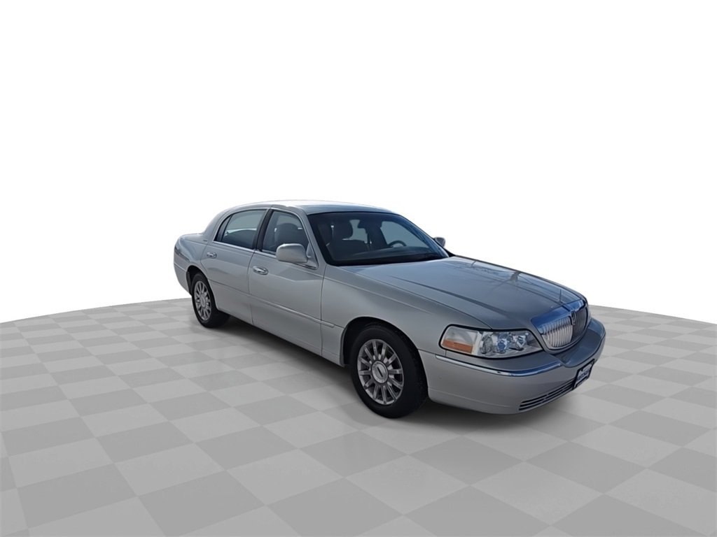 Used 2006 Lincoln Town Car Signature image 2
