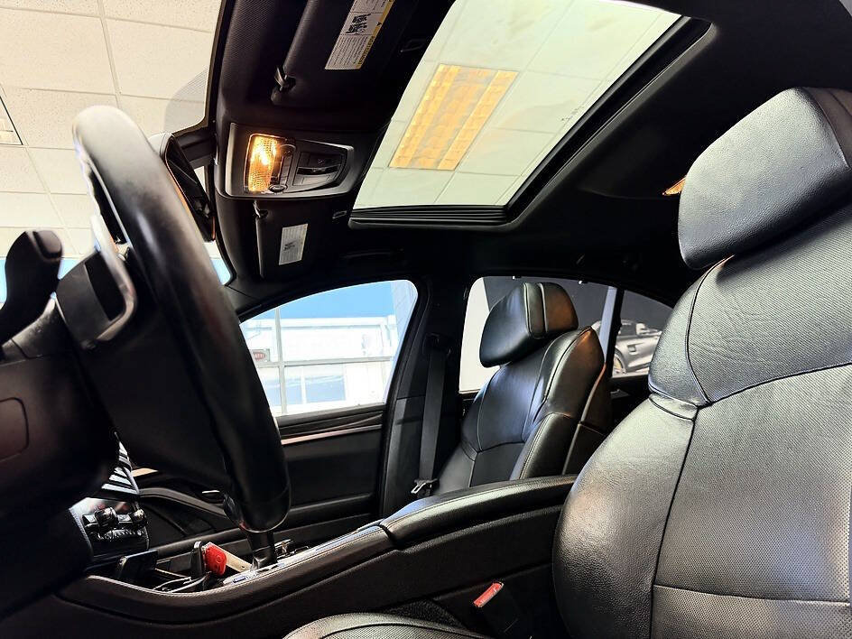 Used 2013 BMW 550i Sedan w/ Executive Pkg RWD image 5