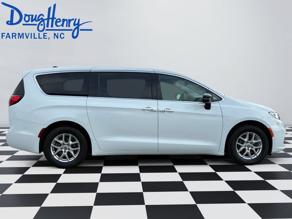 Used 2024 Chrysler Pacifica Touring-L FWD image 6