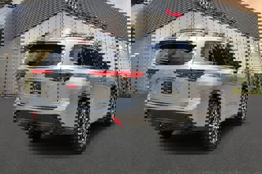 Used 2021 Toyota Highlander XLE image 4