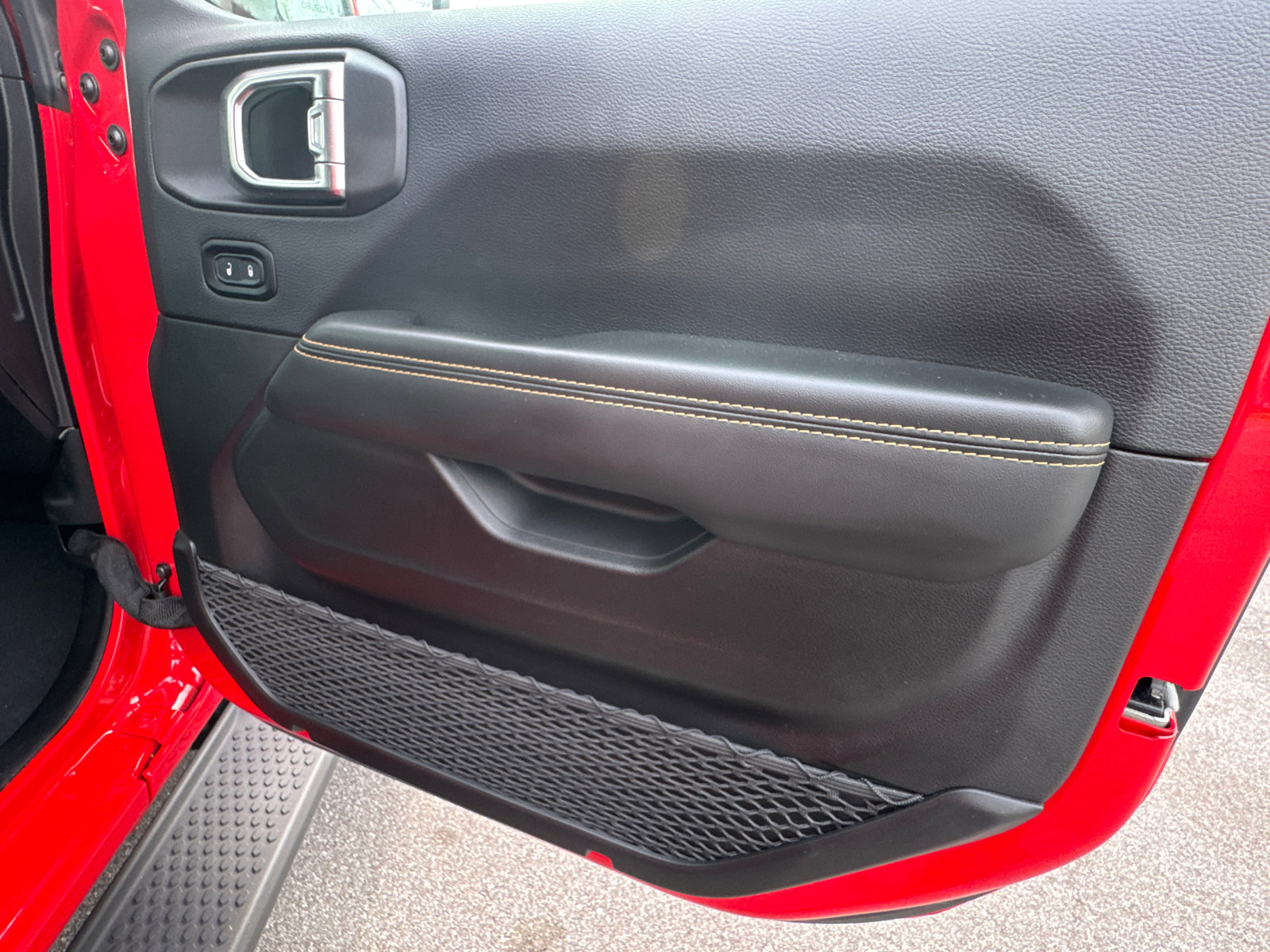 Used 2025 Jeep Wrangler Sahara image 15