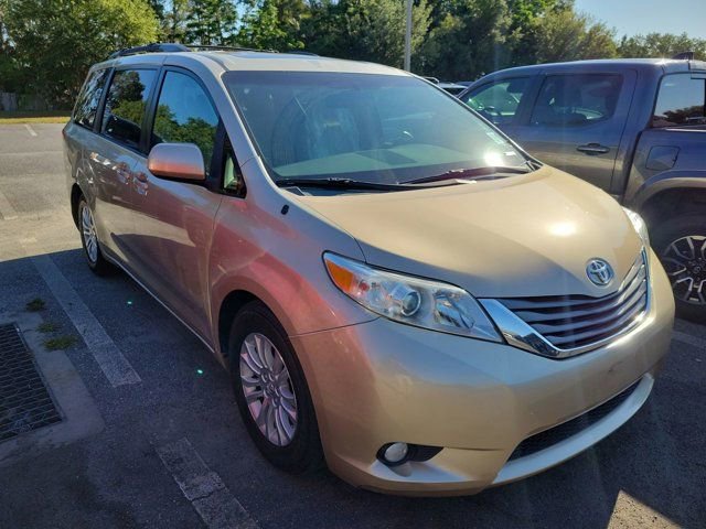 Used 2014 Toyota Sienna XLE FWD image 2