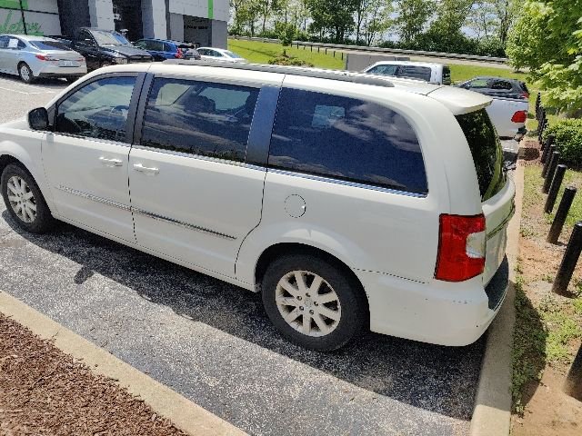 Used 2013 Chrysler Town & Country Touring FWD image 7