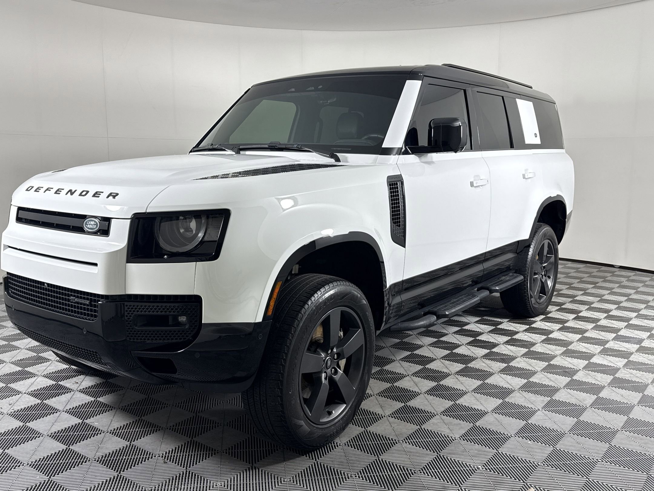 Used 2023 Land Rover Defender 130 X-Dynamic SE AWD/4WD image 1