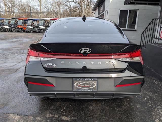 Used 2025 Hyundai Elantra Sport image 4