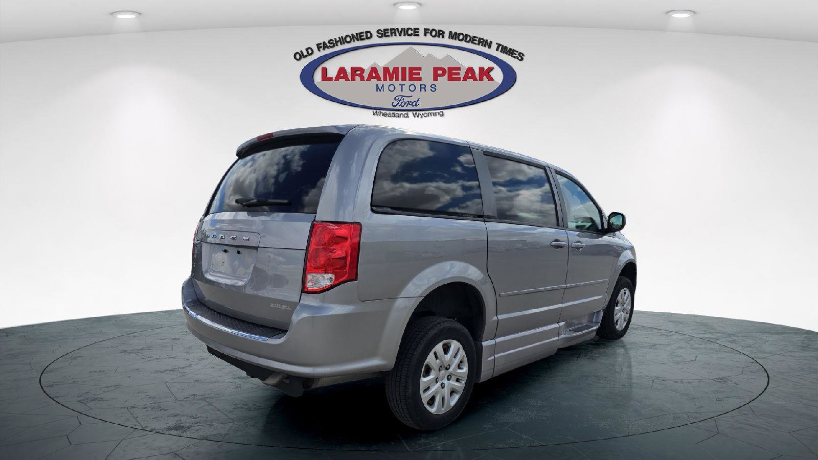 Used 2016 Dodge Grand Caravan SE w/ Quick Order Package 29E SE FWD image 3