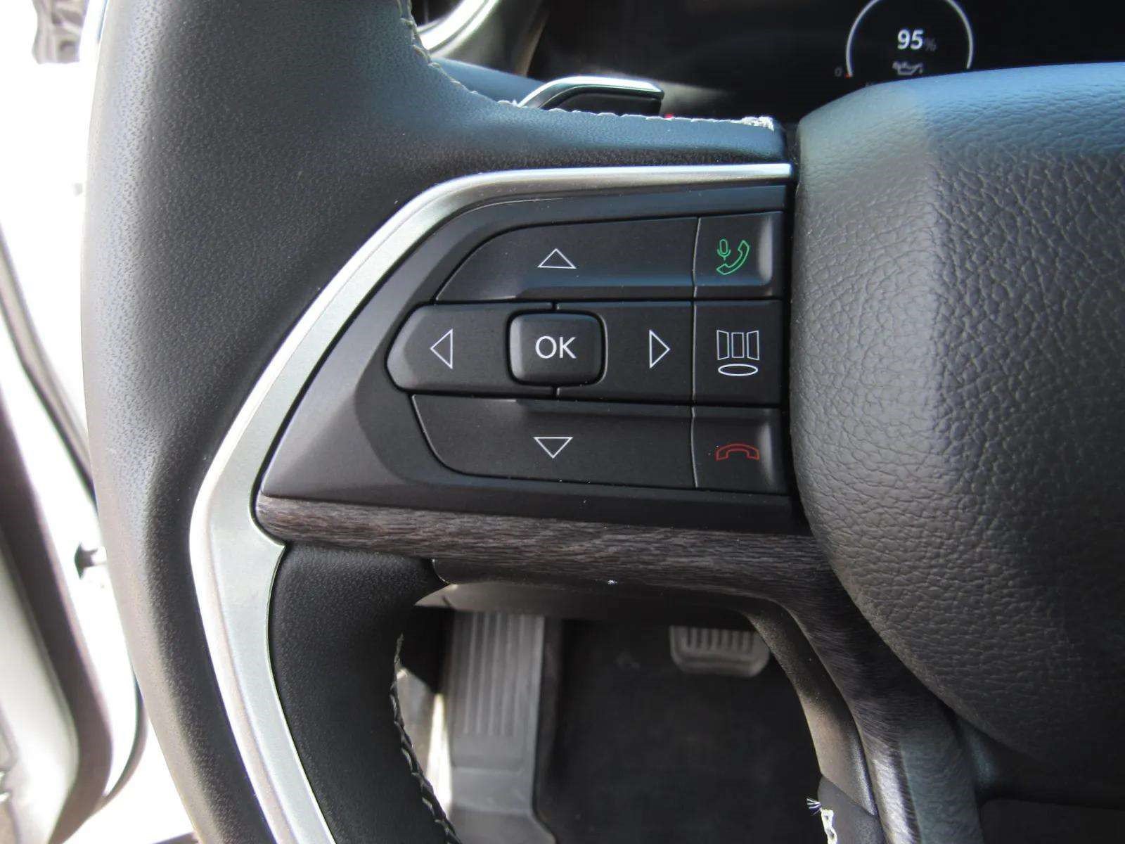 Used 2025 Jeep Grand Cherokee L Limited AWD/4WD image 25