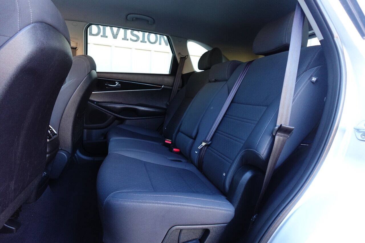 Used 2016 Kia Sorento L FWD image 15