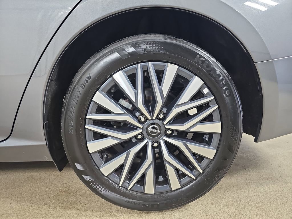 Used 2025 Nissan Altima 2.5 SV FWD image 38