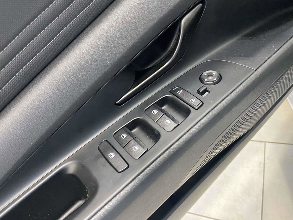 Certified 2025 Hyundai Elantra Sport image 16
