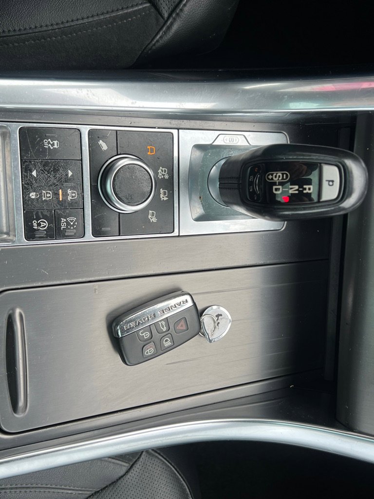 Used 2015 Land Rover Range Rover Sport SE image 23