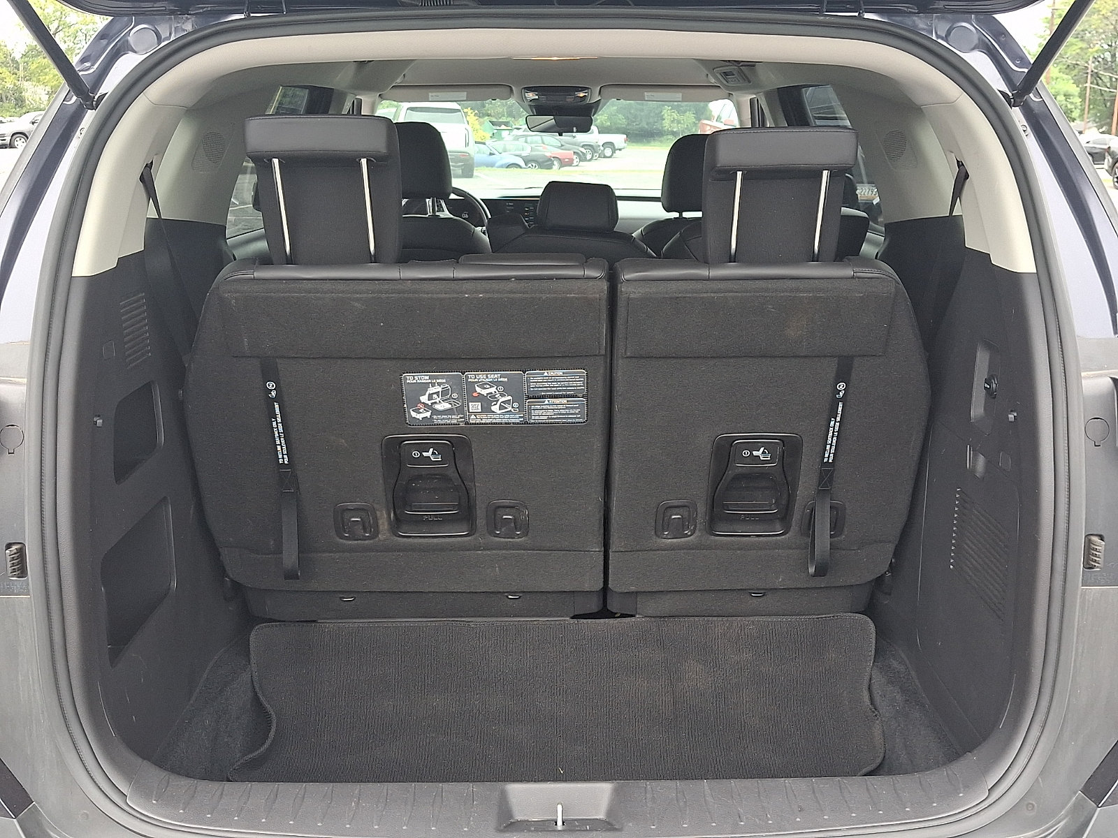 Used 2025 Kia Carnival FWD image 30