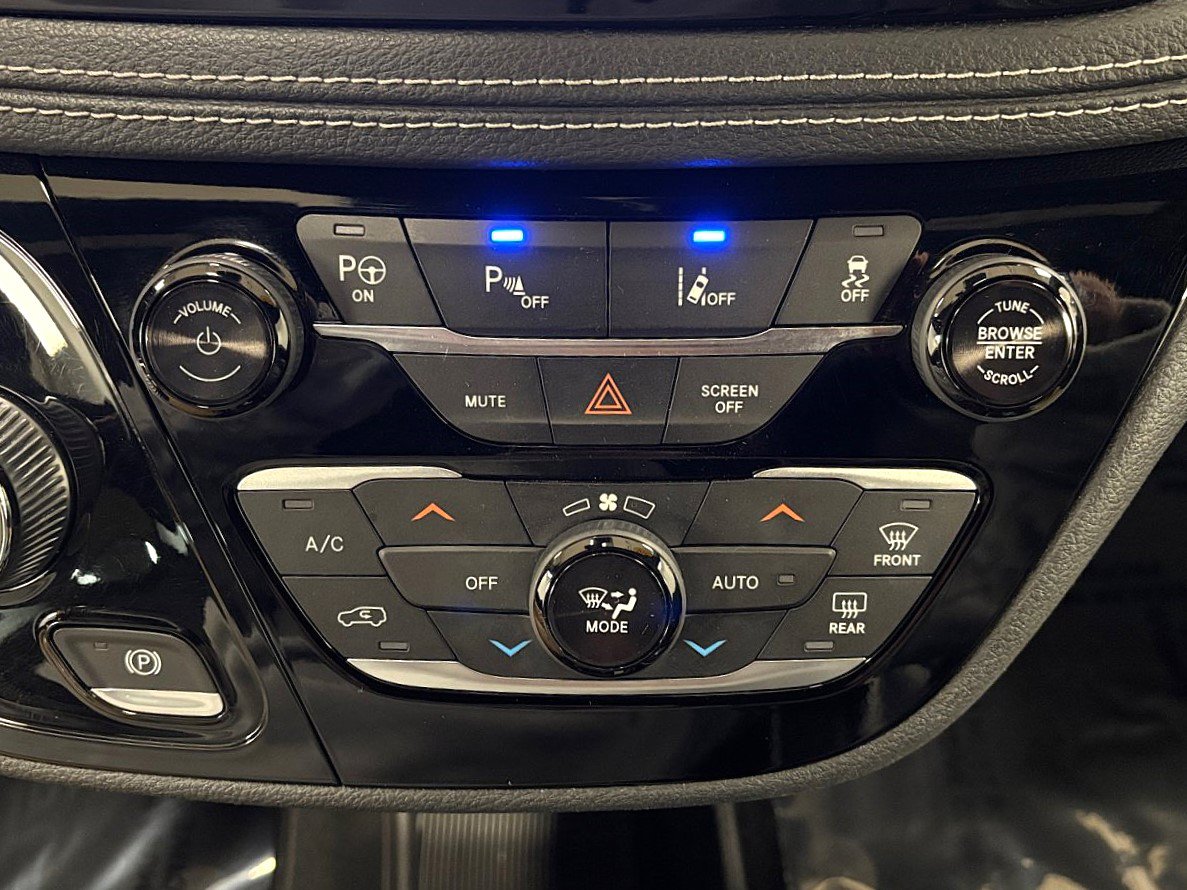 Used 2019 Chrysler Pacifica Limited w/ Advanced Safetytec Group FWD image 36