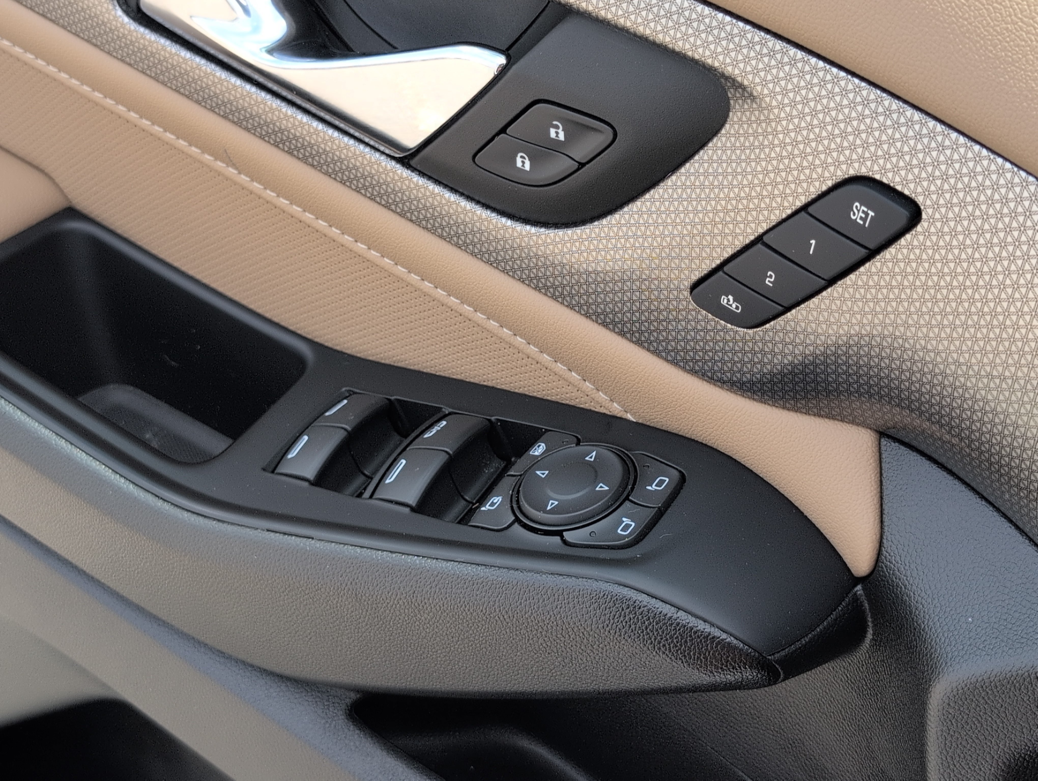 Used 2023 Chevrolet Traverse Premier FWD image 16