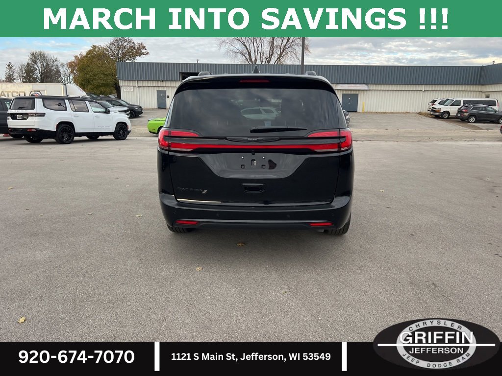 New 2026 Chrysler Pacifica Select w/ S Appearance Package image 9
