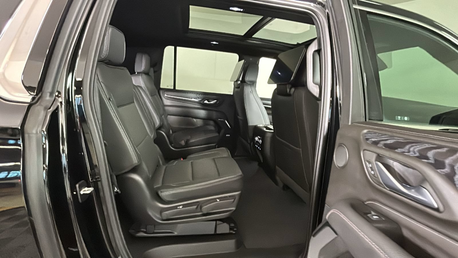 Used 2024 GMC Yukon XL Denali w/ Advanced Technology Package AWD/4WD image 34
