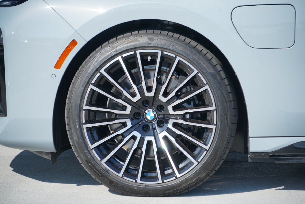 New 2026 BMW 750e xDrive w/ Premium Package AWD/4WD image 5