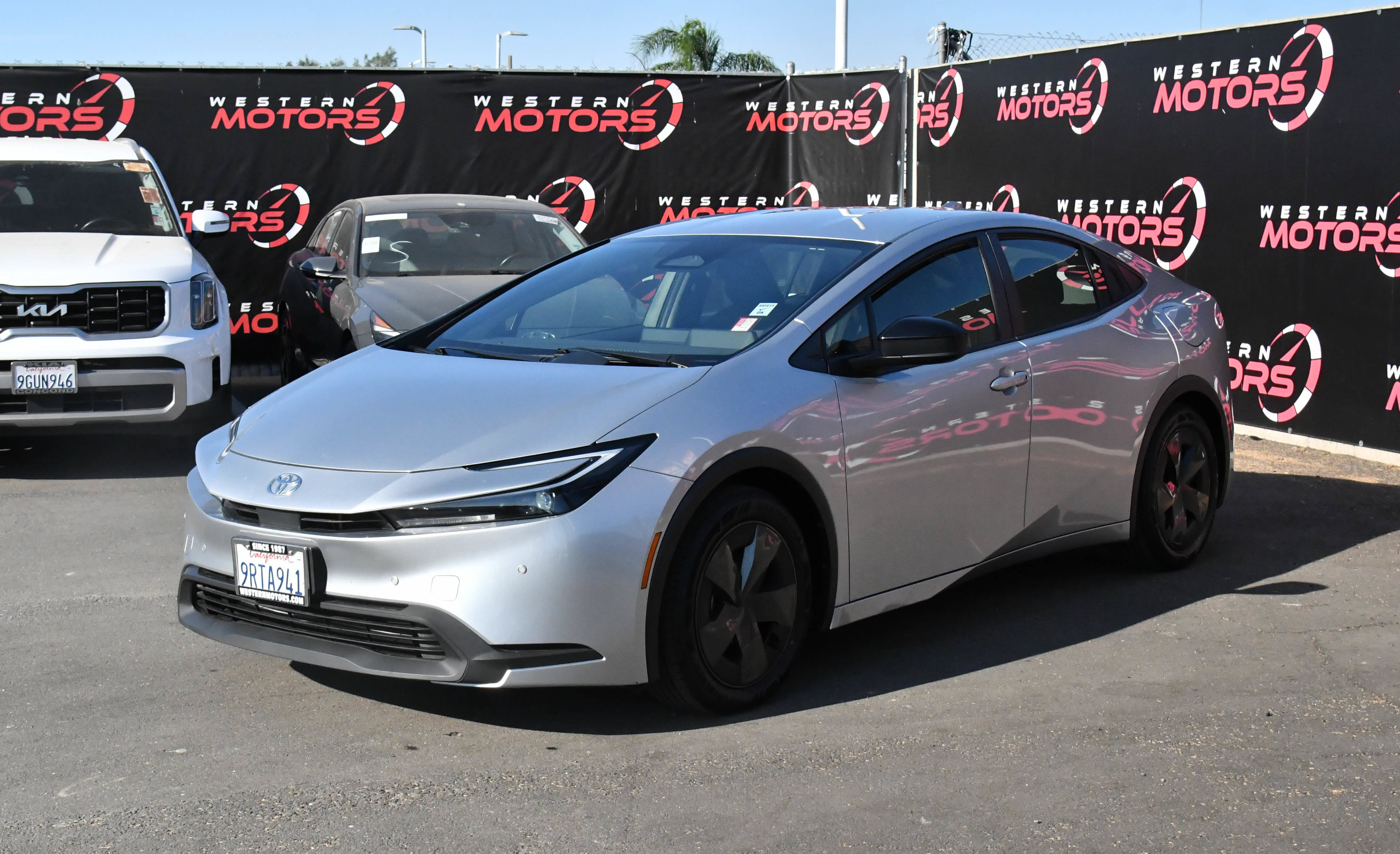 Used 2024 Toyota Prius LE FWD image 3