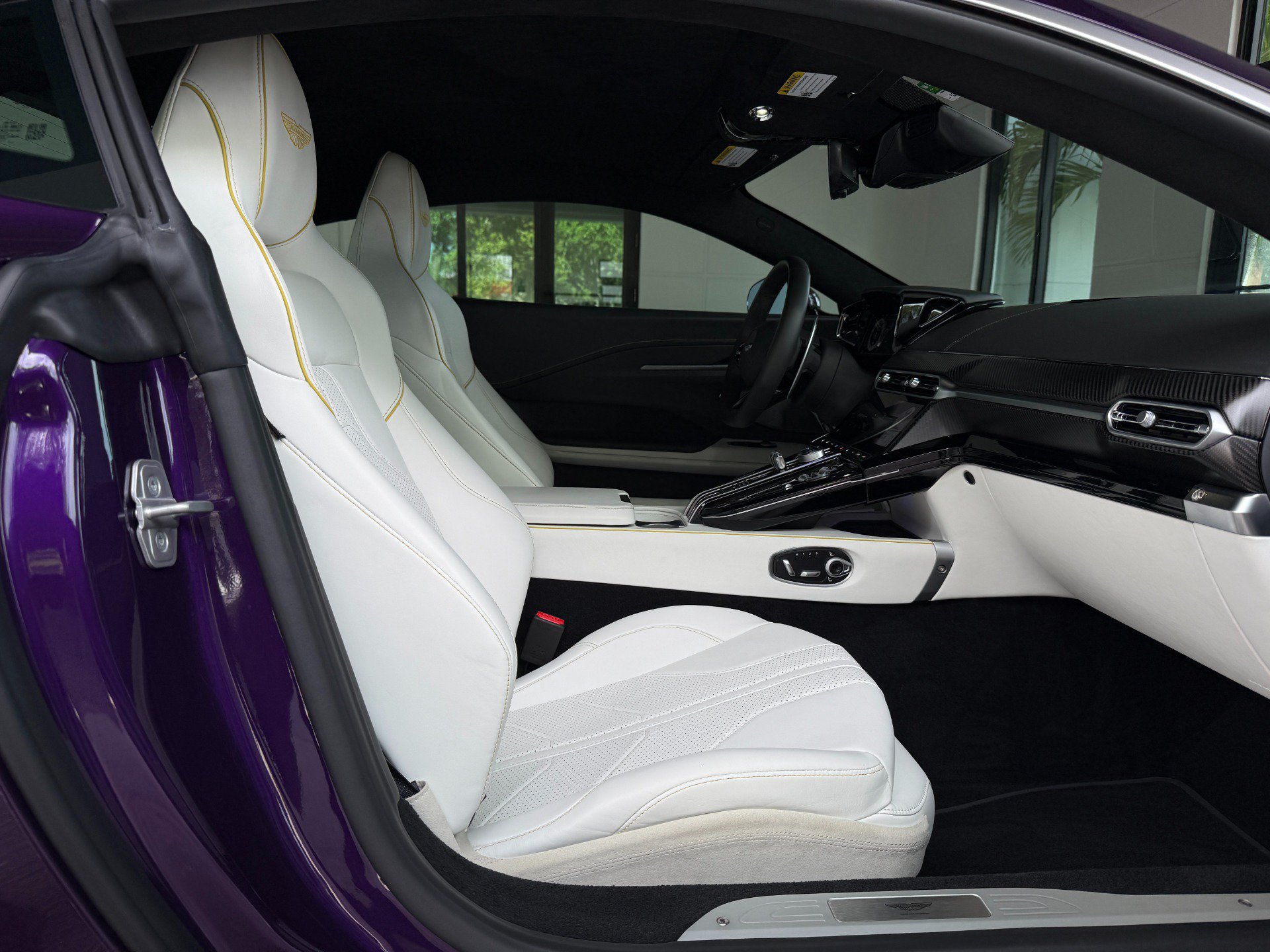 Used 2025 Aston Martin V8 Vantage Coupe RWD image 28