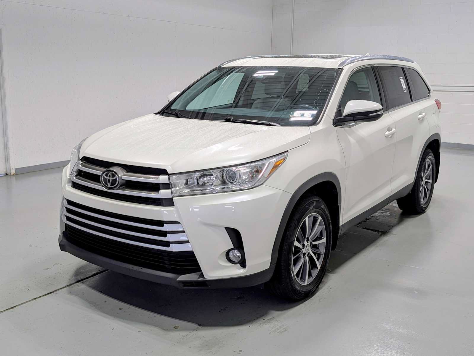 Used 2019 Toyota Highlander XLE AWD/4WD image 1