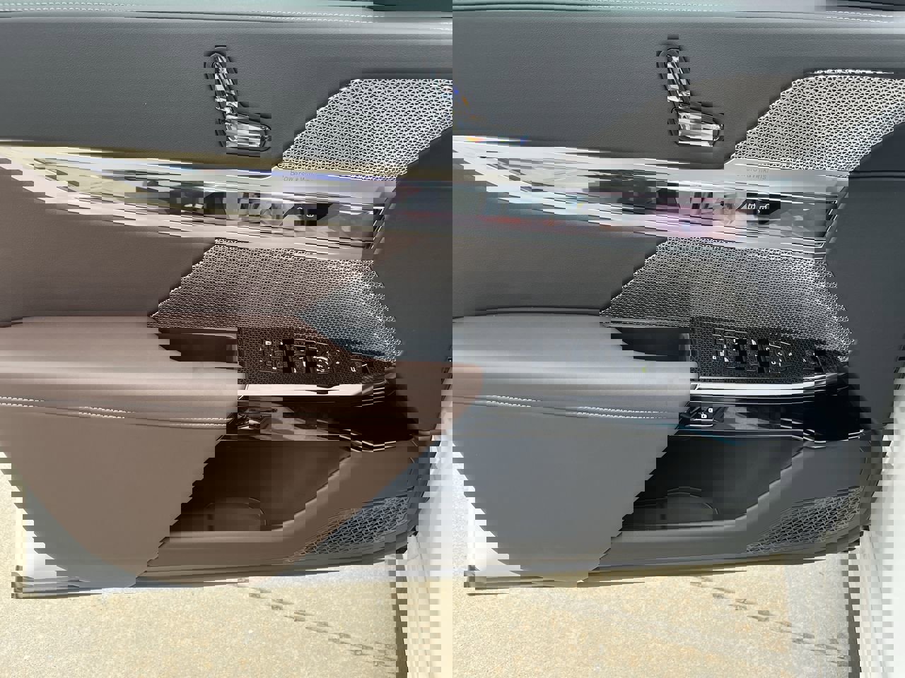 Used 2025 BMW i7 xDrive60 image 19