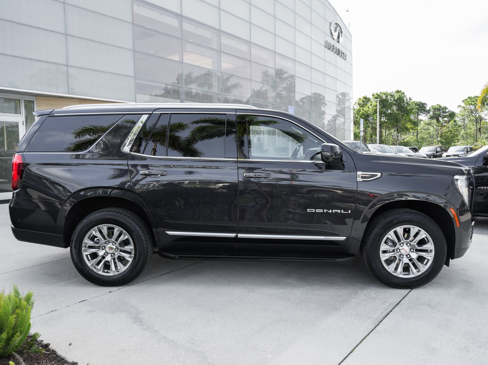 Used 2025 GMC Yukon Denali RWD image 25