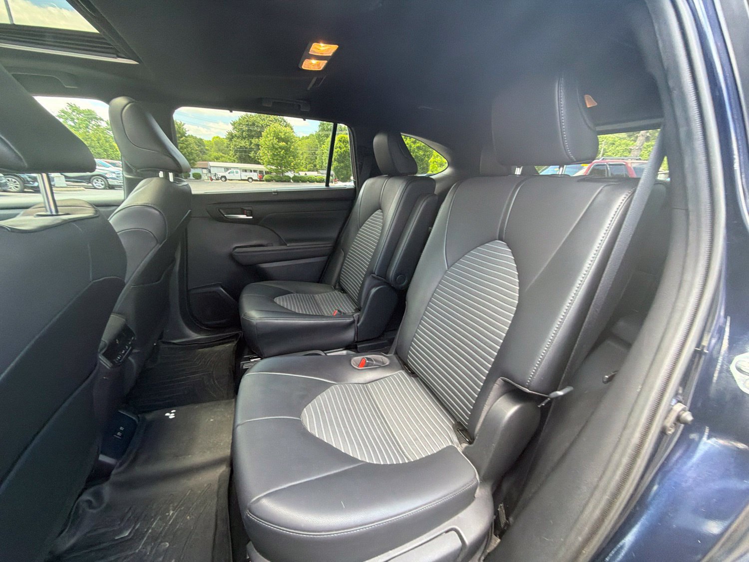 Used 2021 Toyota Highlander XSE FWD image 23