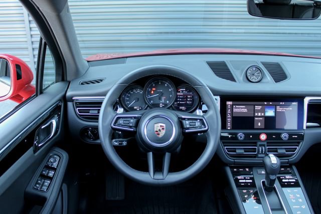 Certified 2025 Porsche Macan image 19