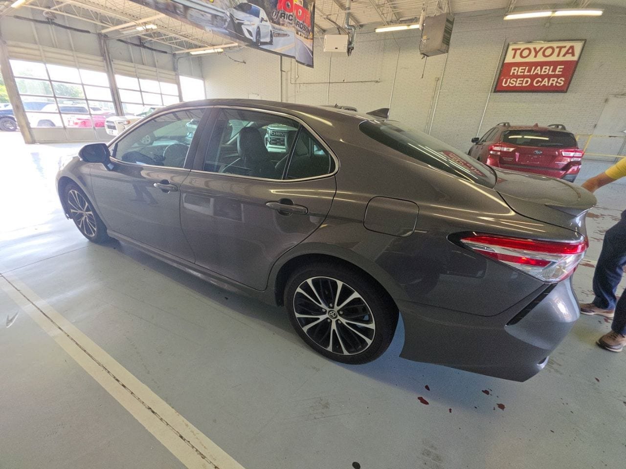 Used 2020 Toyota Camry SE FWD image 6