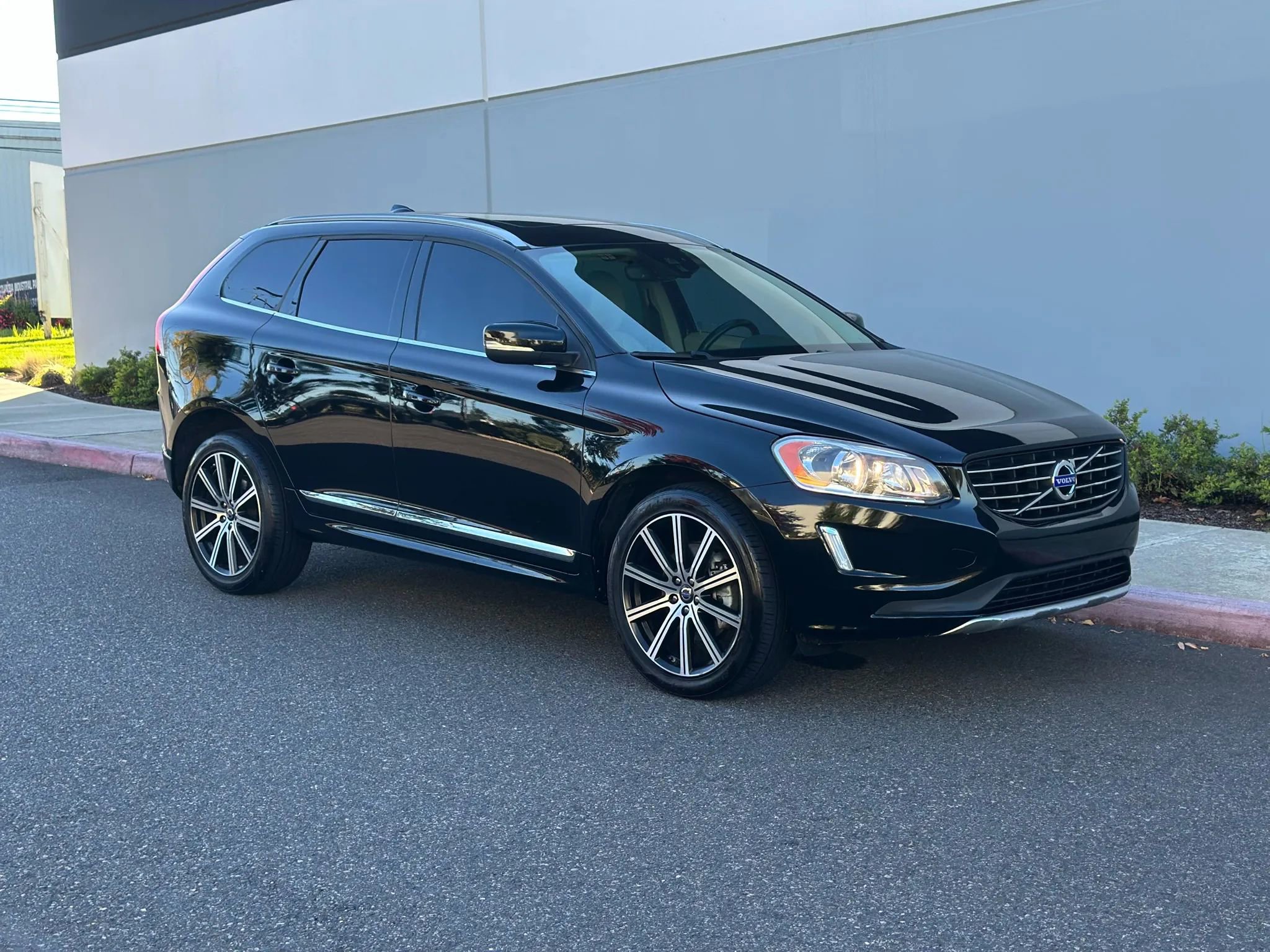 Used 2015 Volvo XC60 T5 w/ Proximity Package image 7