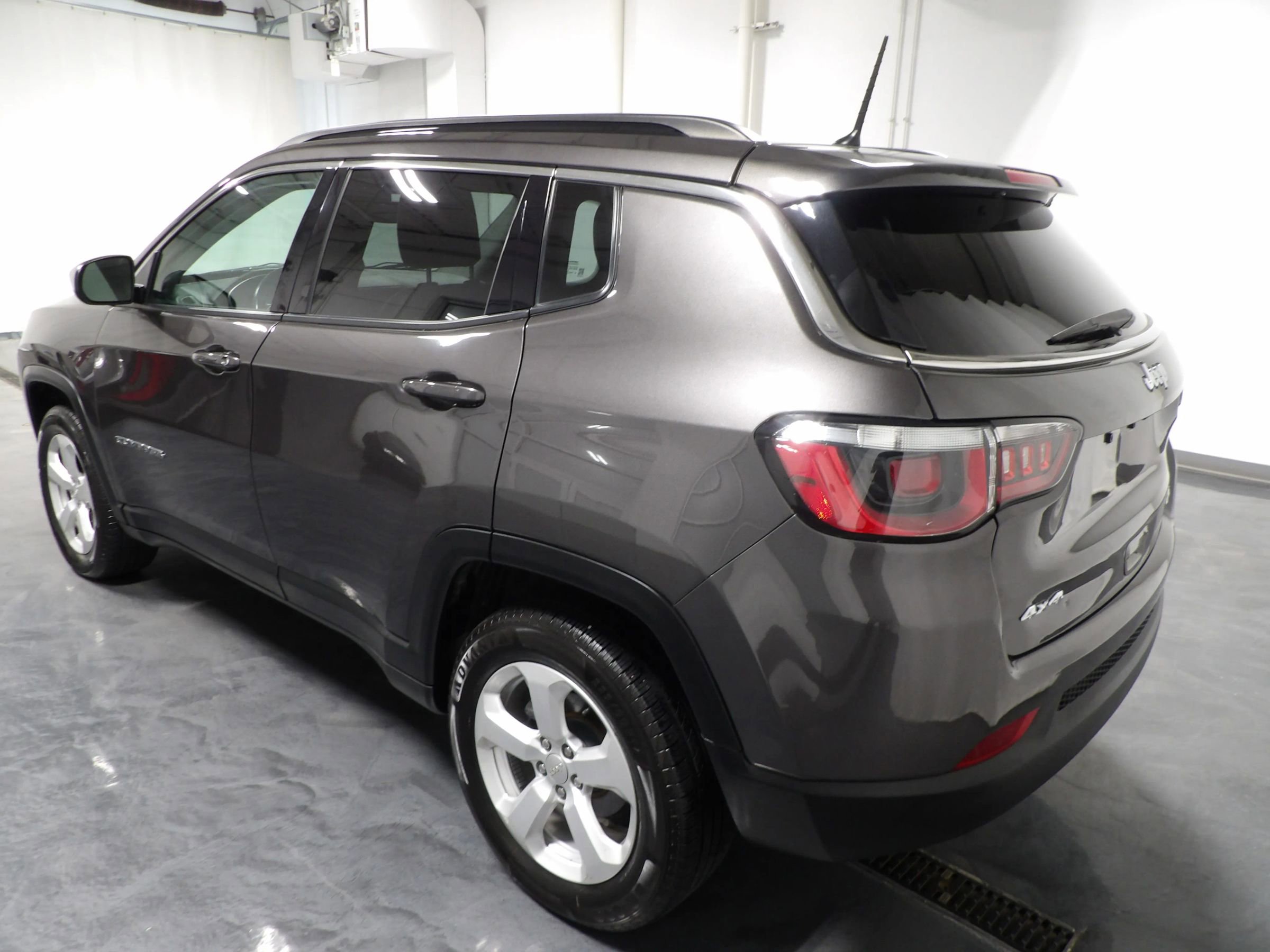 Used 2017 Jeep Compass Latitude image 6