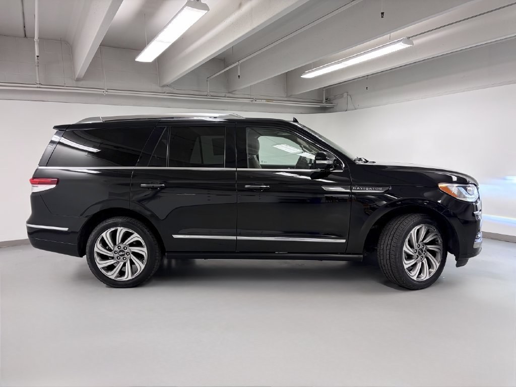 Used 2023 Lincoln Navigator Reserve AWD/4WD image 6