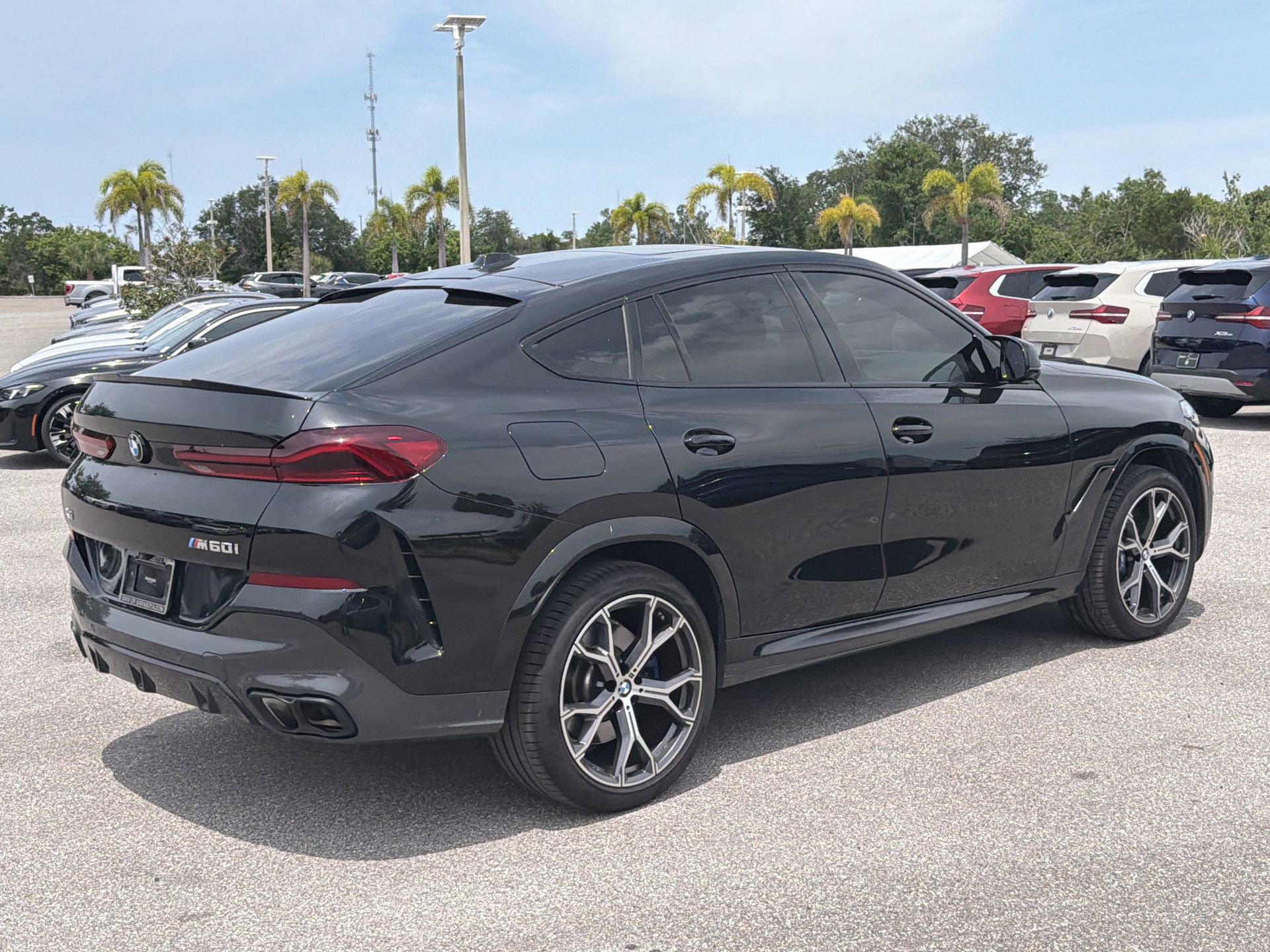 Certified 2024 BMW X6 M60i w/ Dynamic Handling Package AWD/4WD image 4
