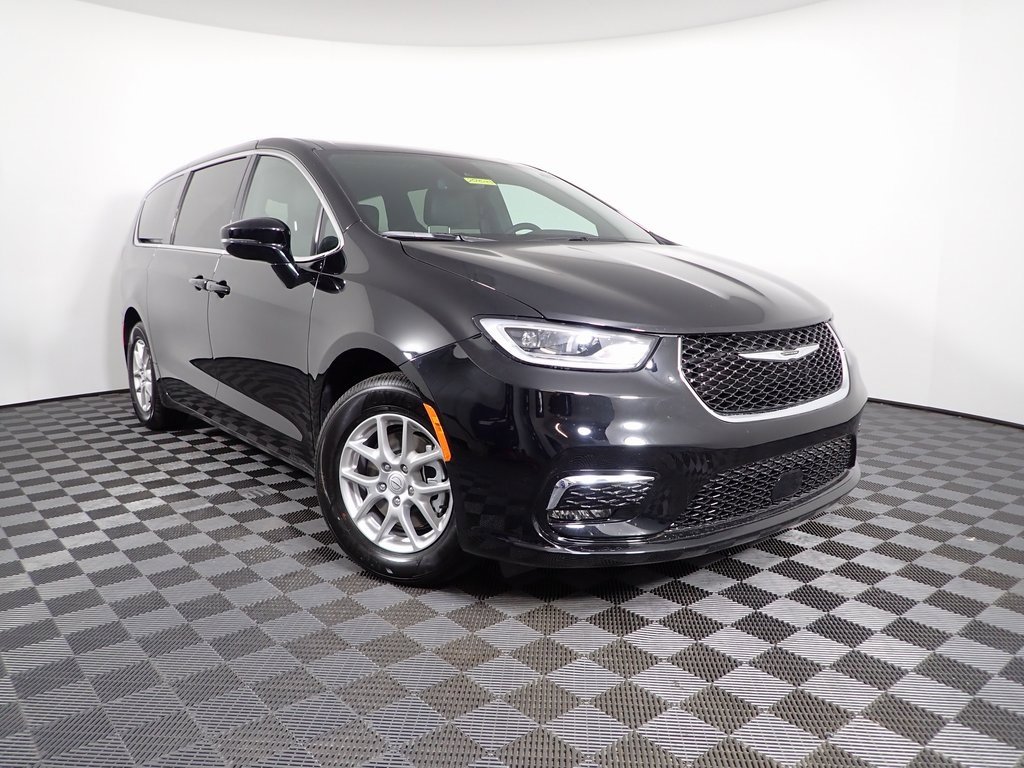 New 2025 Chrysler Pacifica Select
