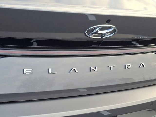 Used 2021 Hyundai Elantra Limited image 31