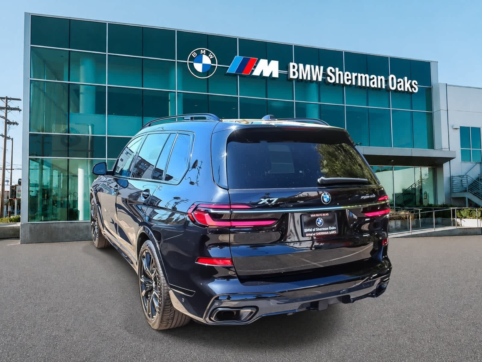 Used 2023 BMW X7 xDrive40i w/ M Sport Package AWD/4WD image 6